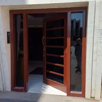 درب ورودی چوبی ساختمان
