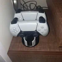 دو عدد دسته فابریک ps5 با پایه شارژ درحد