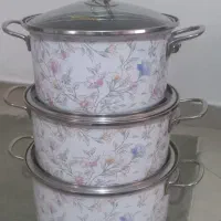وسایل خانه و قابلمه گلدار قدیمی