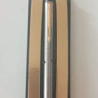 یک عدد خودنویس وسه عدد رواننویس