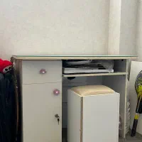 میز تحریر و کامپیوتر
