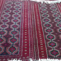 دو قالیچه دستبافت زمینه ی یکی سرمه ای و یکی مشکی.