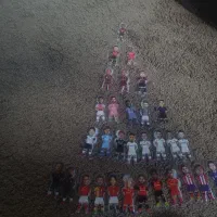 تعدادی مینی فیگور کیمدی و تعدادی اسباب بازی کودک