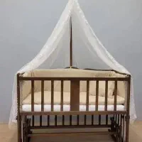 گهواره کنار مادر