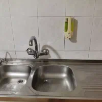 سینک دوقلوی استیل البرز، شیر آب و تعدادی کابینت