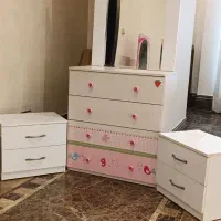 دراور و آینه کودک و دو عدد کنار تختی