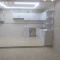 یک واحد آپارتمان طبقه وسط از سه طبقه