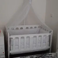 تخت کنار مادر