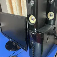 کامپیوتر به همراه میز و صندلی