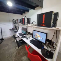 مانیتور و کیس با وسایل