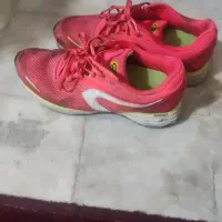 یک جفت کفش اورجینال بستر نرم و خوب به فروش میرسد