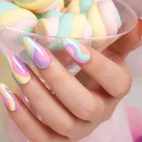 ناخن کار حرفه ای و پدیکوریست وکوپ کار