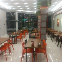 به یک کمک اشپز اقا وخانم جهت کار در فست فود