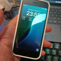آیفون se 2020 قرمز