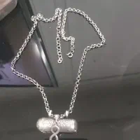 تو گردنی نقره