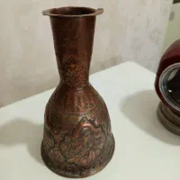 چراغ کالسکه و گلدانی کهنه