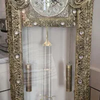 ویترین و ساعت ایستاده و آینه شمعدان