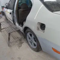 نیروی کاری جوان نقاش اتومبیل و لیسه گیر حرفه ای