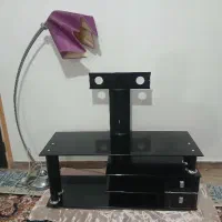 زیر تلویزیون و چراغ