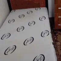 تخت به همراه دشک تخت نو و سالم