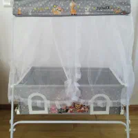 گهواره و آغوشی نوزاد