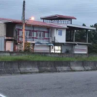 مغازه بر جاده اصلی