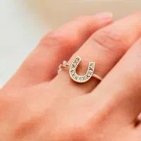 انگشتر نقره ای نگین دار سواروسکی طرح نعل سفید