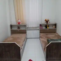 تختخواب ومیز تحریر|تخت و سرویس خواب|مهاجران, |دیوار