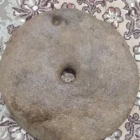 سنگ آسیاب بسیار قدیمی و سنگین وزن