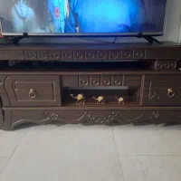 میز تلویزیون و ساعت