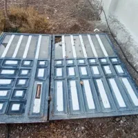 درب آهنی سالم و سنگین و محکم