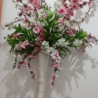 گلدان سفید با گل صورتی