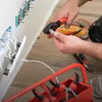 به یک برقکار ماهر نیازمنیدم