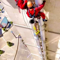 شرکت کار در ارتفاع با طناب شستشو نما پیچ رولپلاک|خدمات پیشه و مهارت|کرمان, |دیوار