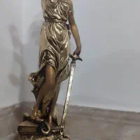 مجسمه ترازوی عدالت