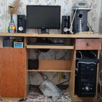 کامپیوتر و میز کامپیوتر