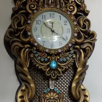 ساعت دیواری در حد نو ب فروش میرسد