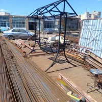 جوشکاری  و نقاشی(رنگ آمیزی اشیا) در محل.