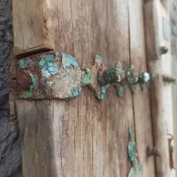 درب قدیمی مربوط به اواخر دوره زندیه|کلکسیون اشیاء عتیقه|بهمن, |دیوار