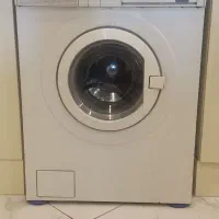 یک دستگاه ماشین لباسشویی