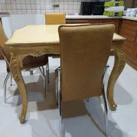 میز نهارخوری چوبی با سه عددصندلی با رویه های چرمی