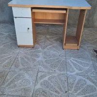 میز کامپیوتر با یک دستگاه سی دی سه دیسک