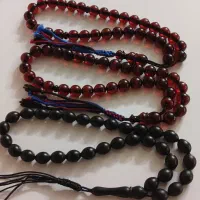 دو تسبیح کهربا و یک عدد کشکول