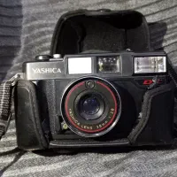 یکعدد دوربین عکاسی یاشیکا