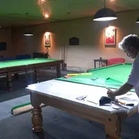 نصب میز بیلیارد وتعویض پارچه همراه با جابجایی