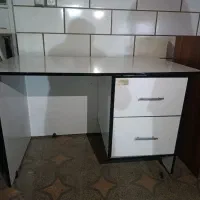 فروش تعدادی میز در حدنو اداری همراه با تابلو املاک