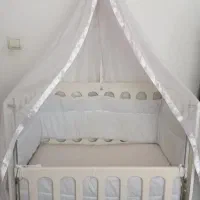تخت کنار مادر