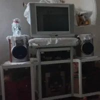 میز تلویزیون و تلویزیون