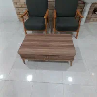 دوتا مبل یکنفره نما چوب فقط همینا موجودن با میز