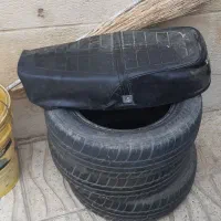 سه حلقه لاستیک و یک زین موتور